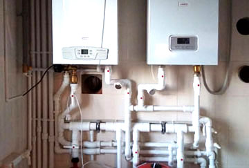 Основной (газовый) и резервный (электрический) котлы в системе отопления частного дома.